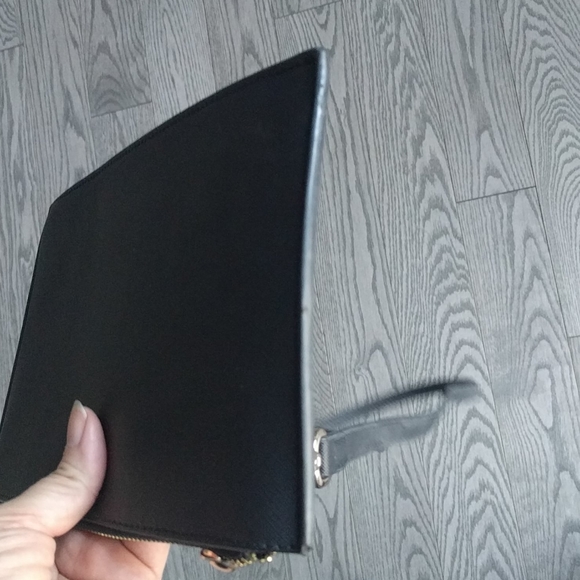 Beautiful black crossbody bag by fashion inspired - Picture 8 of 9